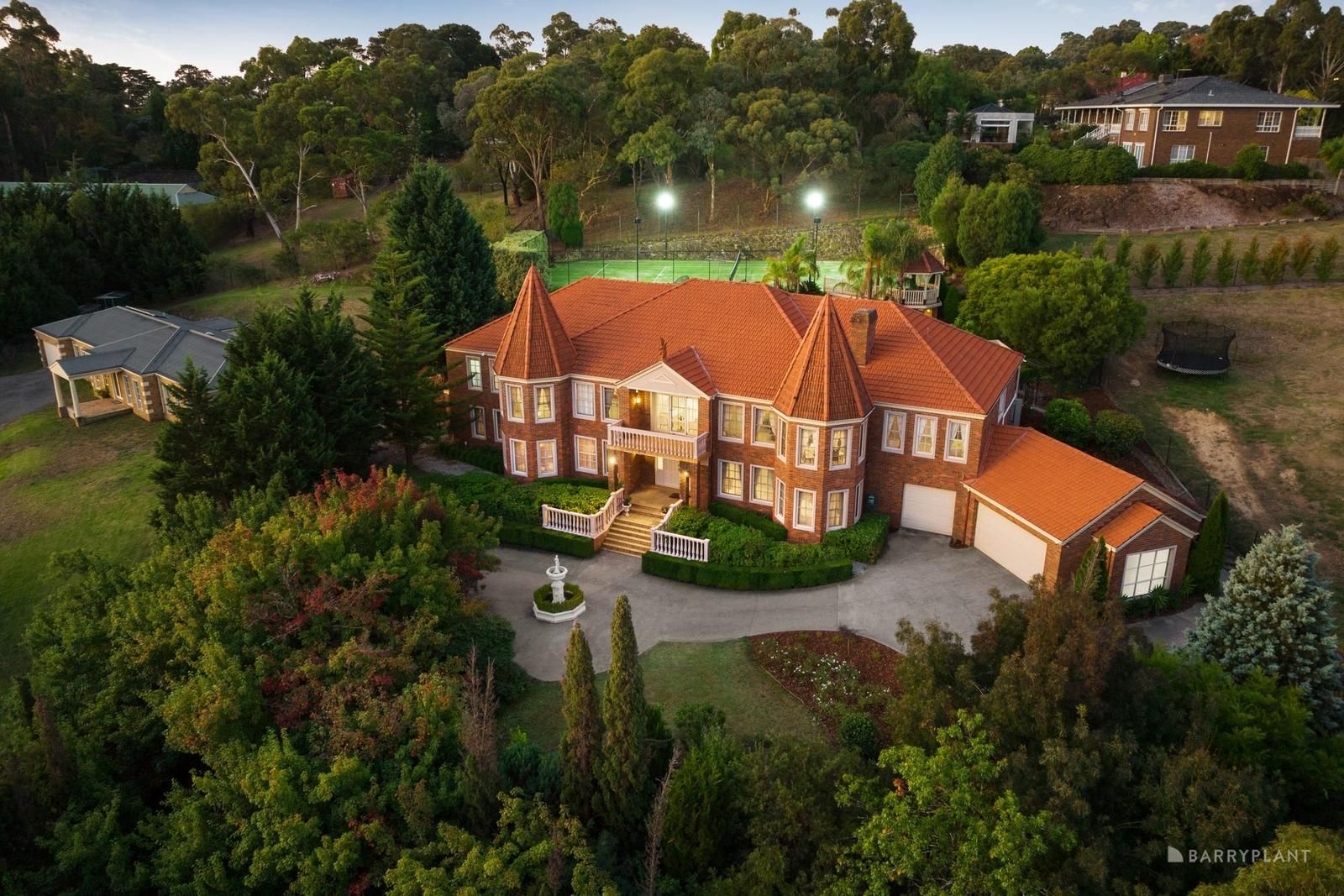 5 bedrooms House in 8 Batskos Drive WARRANDYTE VIC, 3113