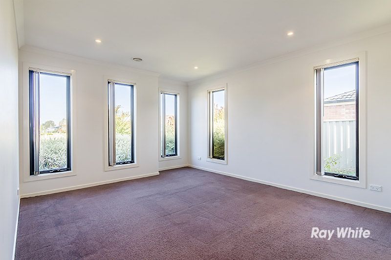 10 Foxhound Grove, Cranbourne East VIC 3977, Image 1