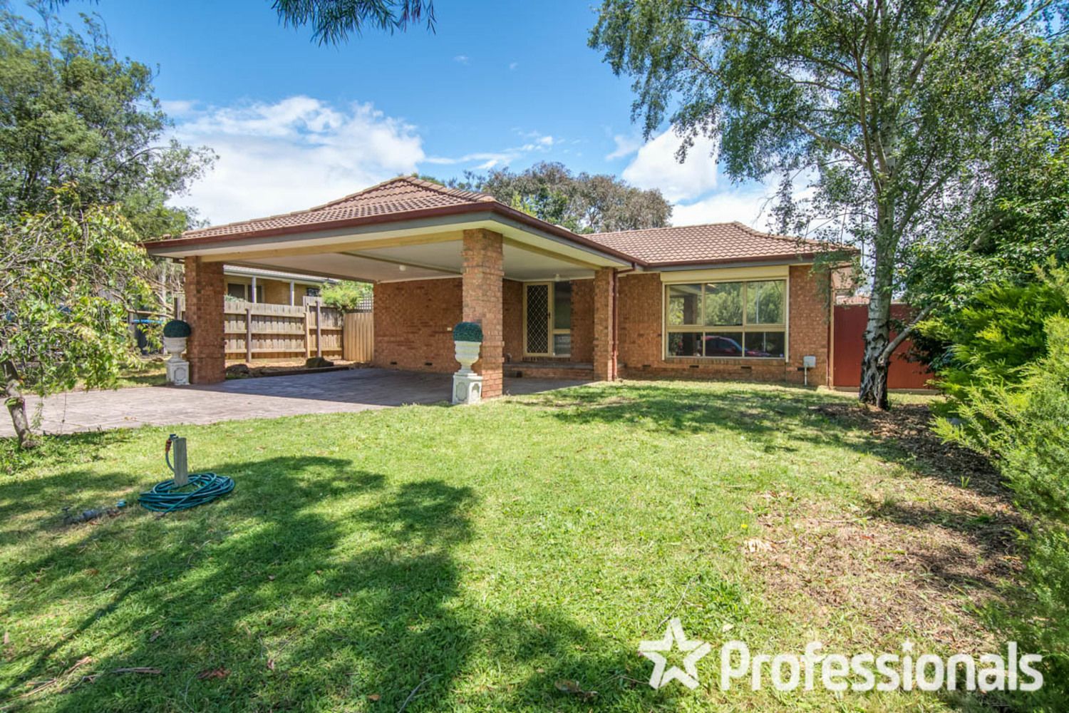 4 bedrooms House in 11 Watersedge Close KNOXFIELD VIC, 3180