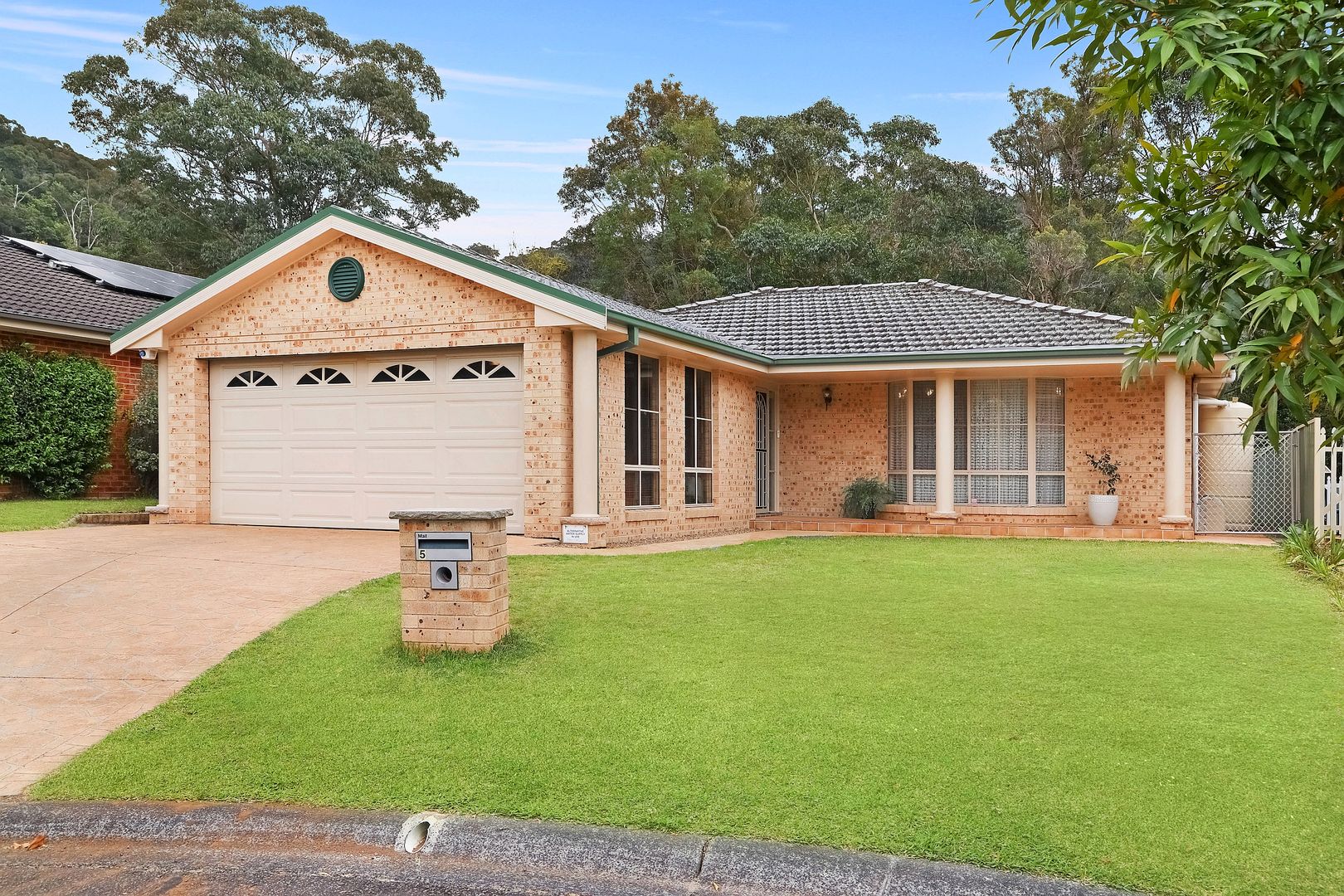 5 Finch Place, Point Clare NSW 2250