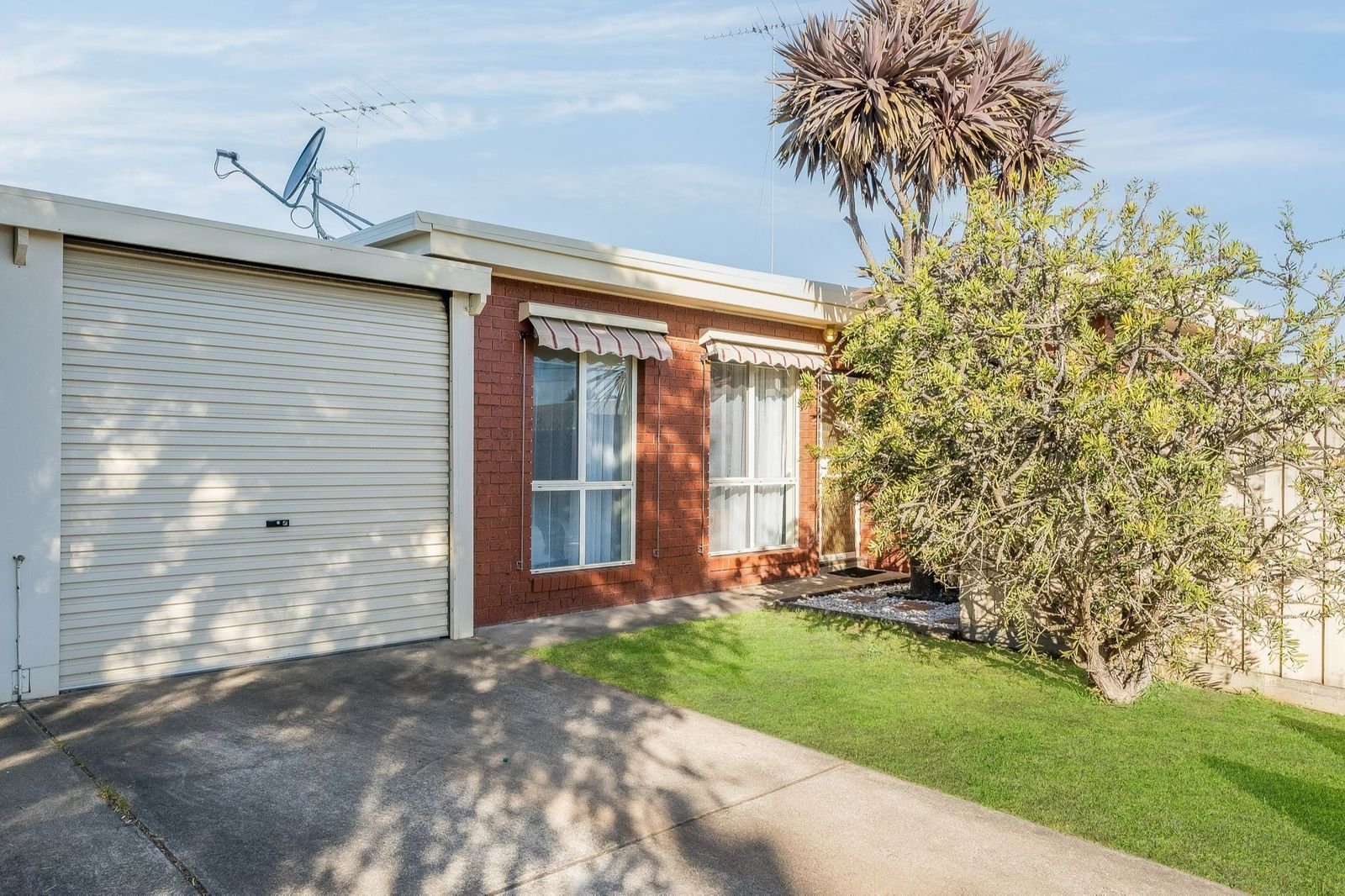 2/117-121 Solar Drive, Whittington VIC 3219, Image 0