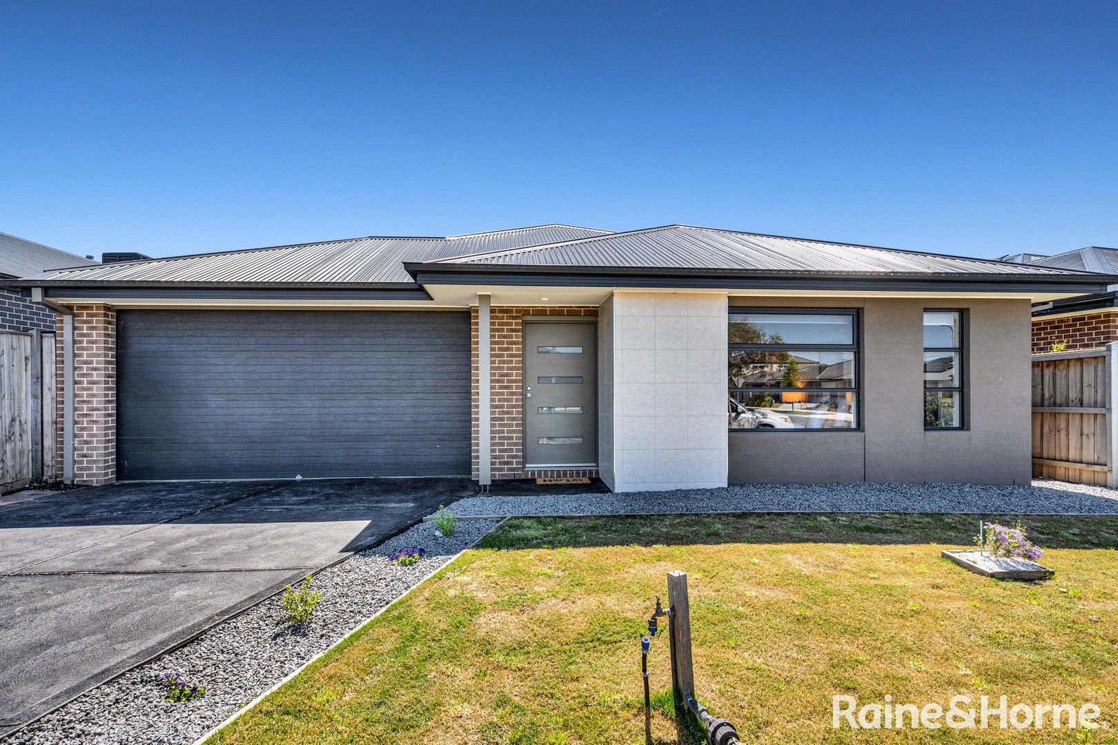4 bedrooms House in 40 Light Horse Circuit SUNBURY VIC, 3429