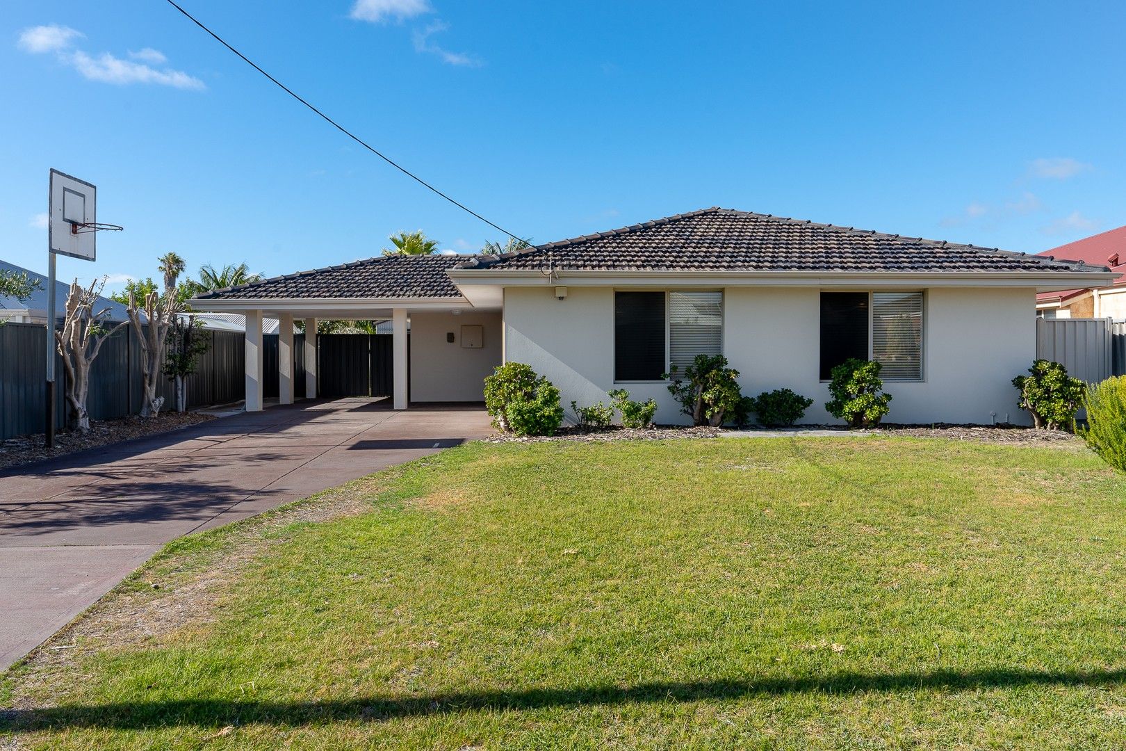 4 bedrooms House in 16 Murphy Way WARNBRO WA, 6169