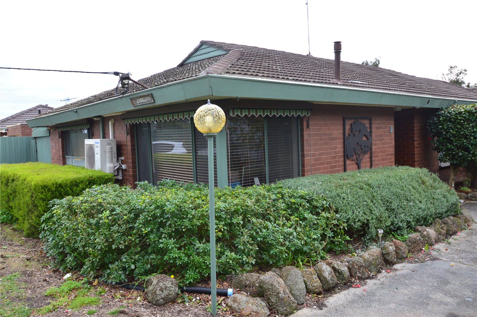 2 bedrooms Apartment / Unit / Flat in 1/291 Waverley Road MOUNT WAVERLEY VIC, 3149