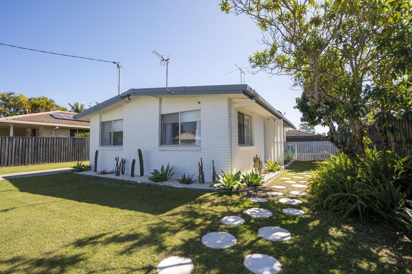 2 bedrooms House in 7 Cuba Avenue PALM BEACH QLD, 4221