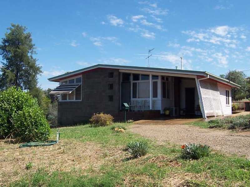 80 West Street, Gundagai NSW 2722