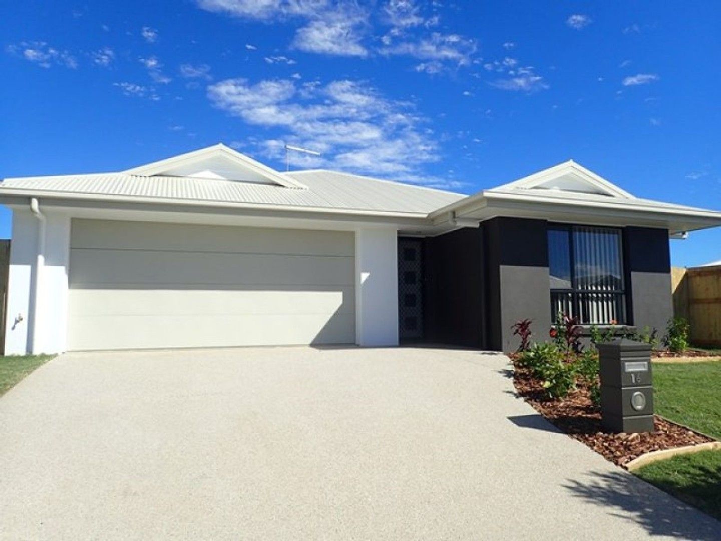 4 bedrooms House in 16 Antonia Court GLENELLA QLD, 4740