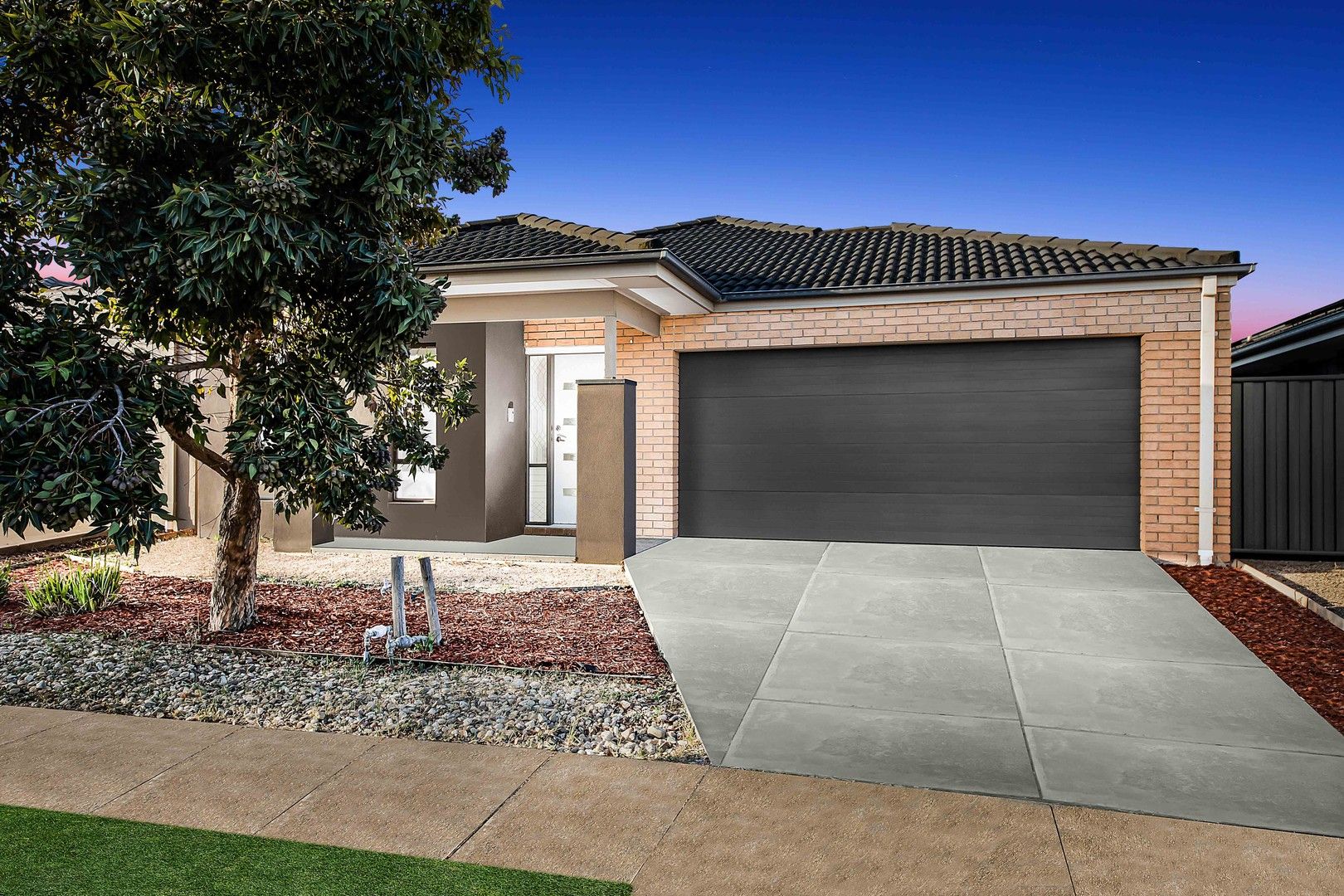 4 bedrooms House in 56 Eltham Parade MANOR LAKES VIC, 3024