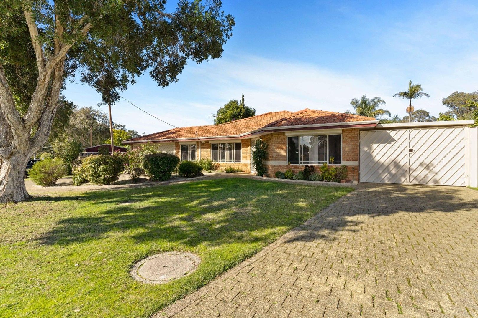 5 bedrooms House in 1 Denham Way THORNLIE WA, 6108