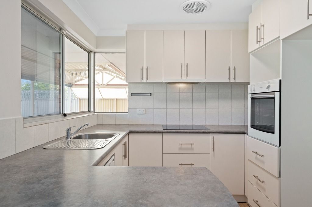 3 bedrooms House in 16 Kurrajong Road SAFETY BAY WA, 6169