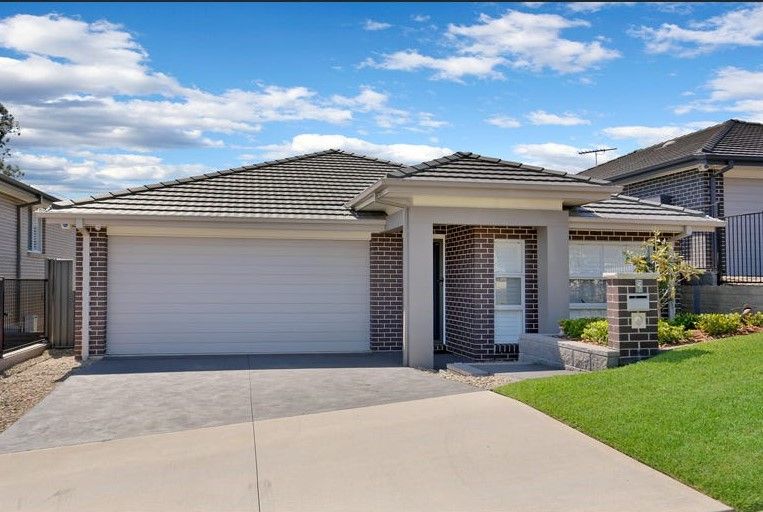 3 bedrooms House in 5 Murcutt Street ROPES CROSSING NSW, 2760