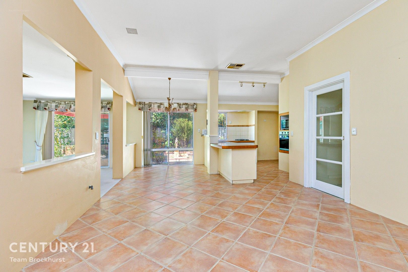 4 bedrooms House in 233 Warton Road THORNLIE WA, 6108