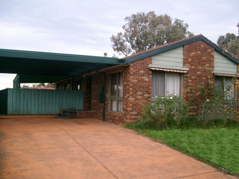 3 bedrooms House in 162 Taylors Lane ROWVILLE VIC, 3178