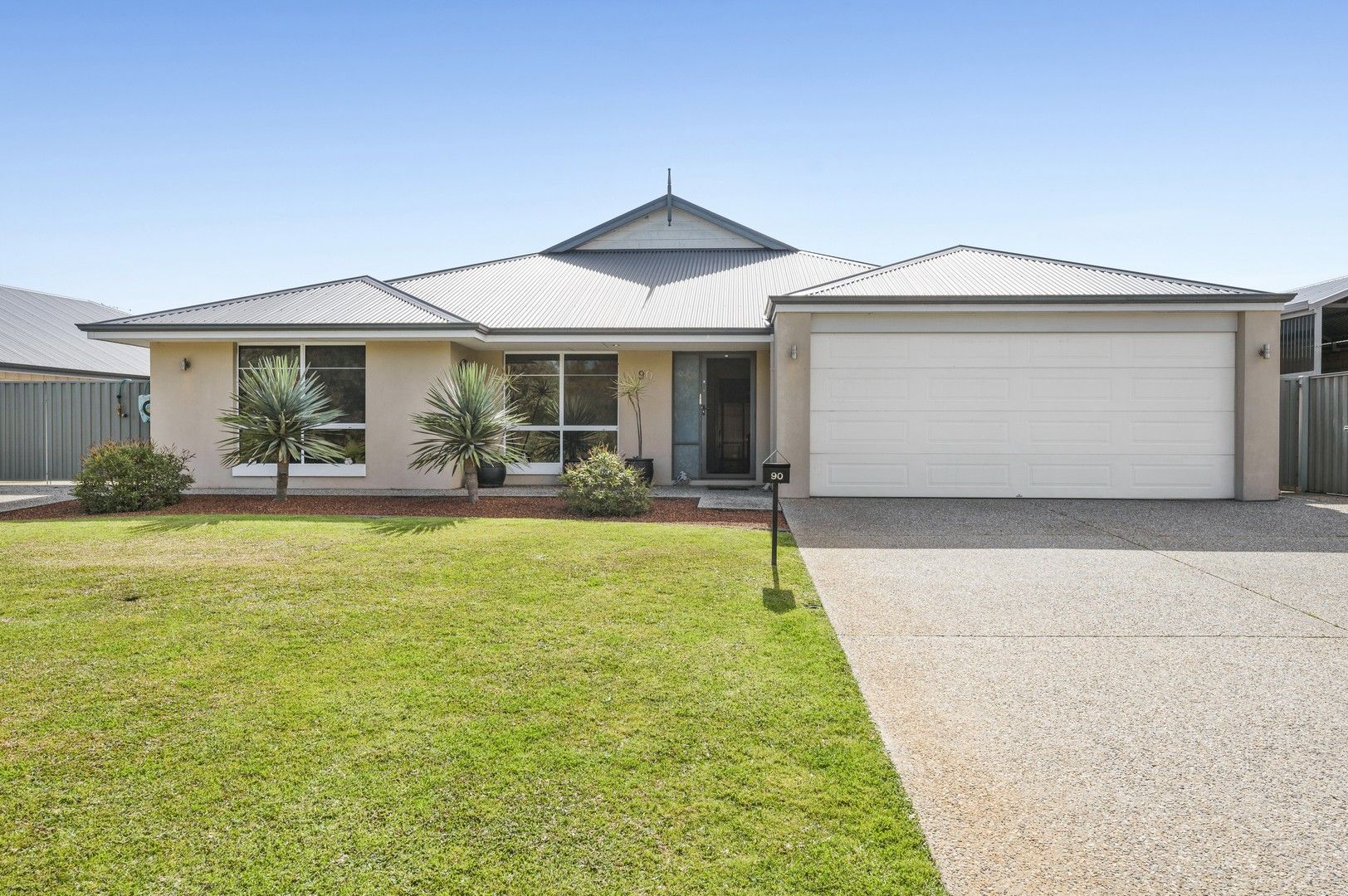 4 bedrooms House in 90 Countess Circuit SOUTH YUNDERUP WA, 6208