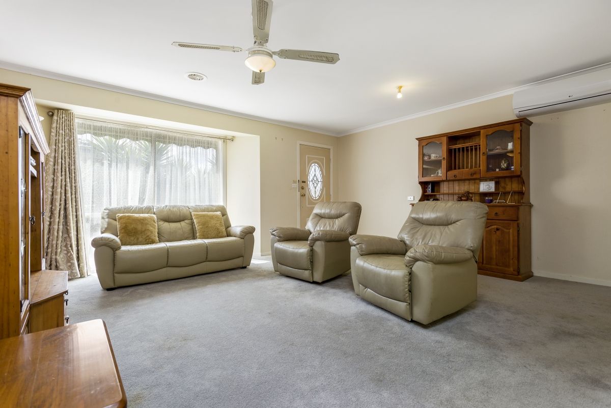 2/13 Deutgam Street, Werribee VIC 3030, Image 2