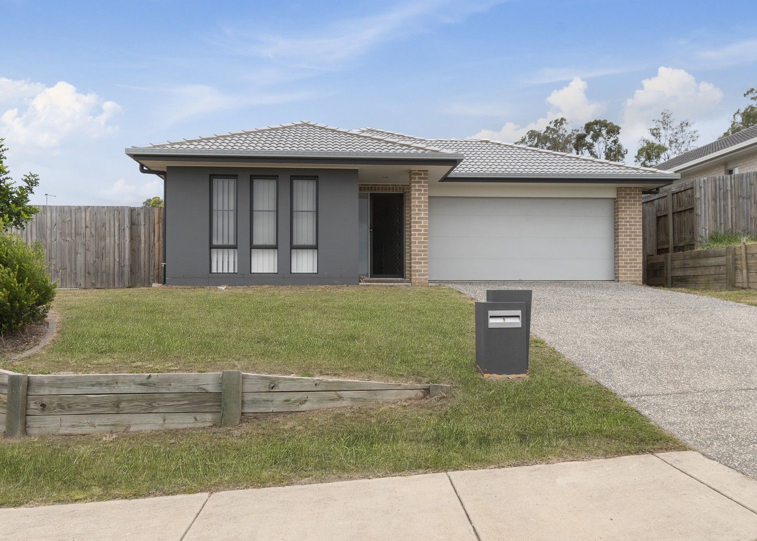 4 bedrooms House in 9 Endeavour Street BRASSALL QLD, 4305