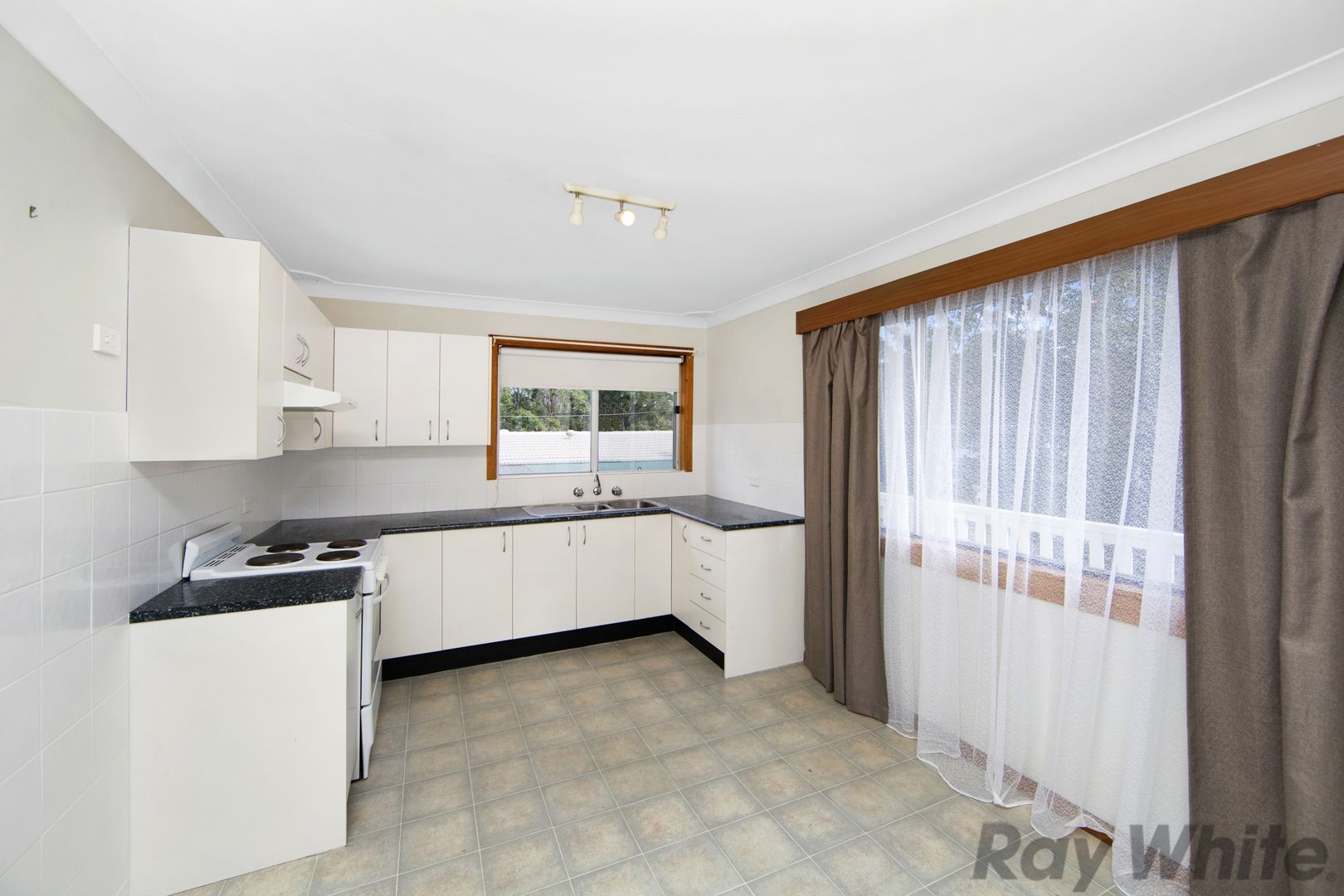 10 Famata Avenue, Blue Haven NSW 2262, Image 2