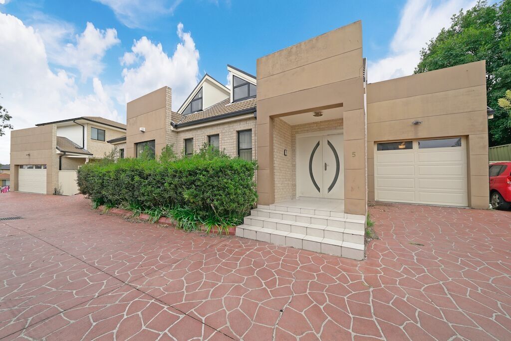 4 bedrooms Townhouse in 5/88-90 Belmont Road GLENFIELD NSW, 2167