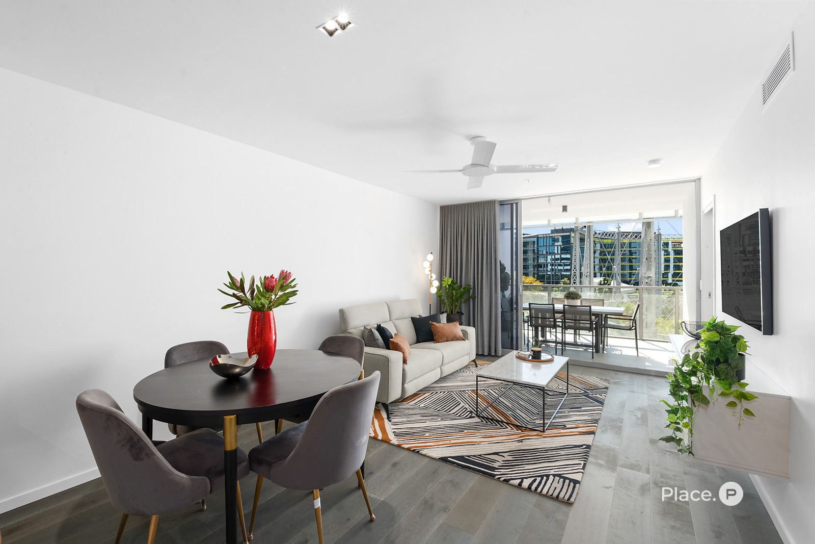 302/70 Longland Street, Newstead QLD 4006, Image 2