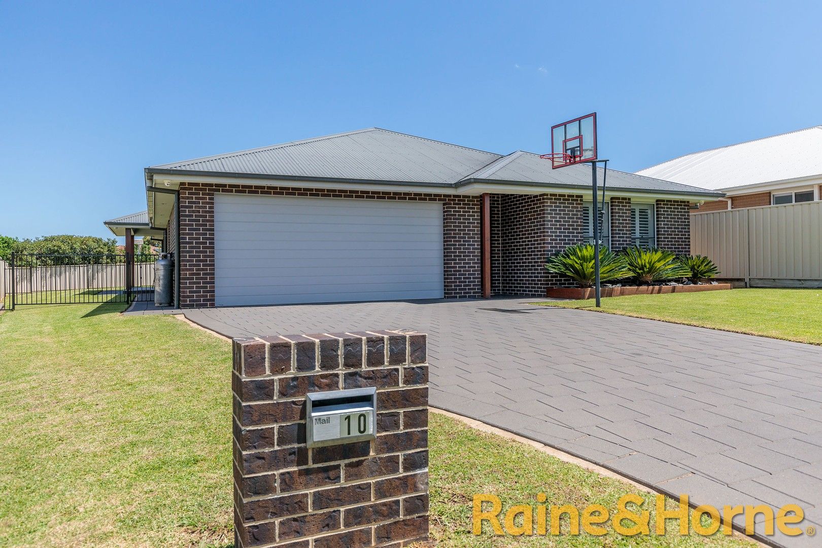 4 bedrooms House in 10 Tanderra Drive DUBBO NSW, 2830