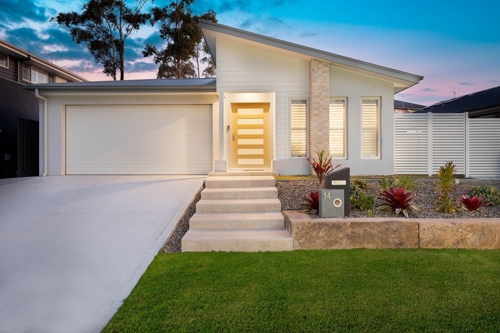 4 bedrooms House in 14 Forest Oak Place BERKELEY VALE NSW, 2261