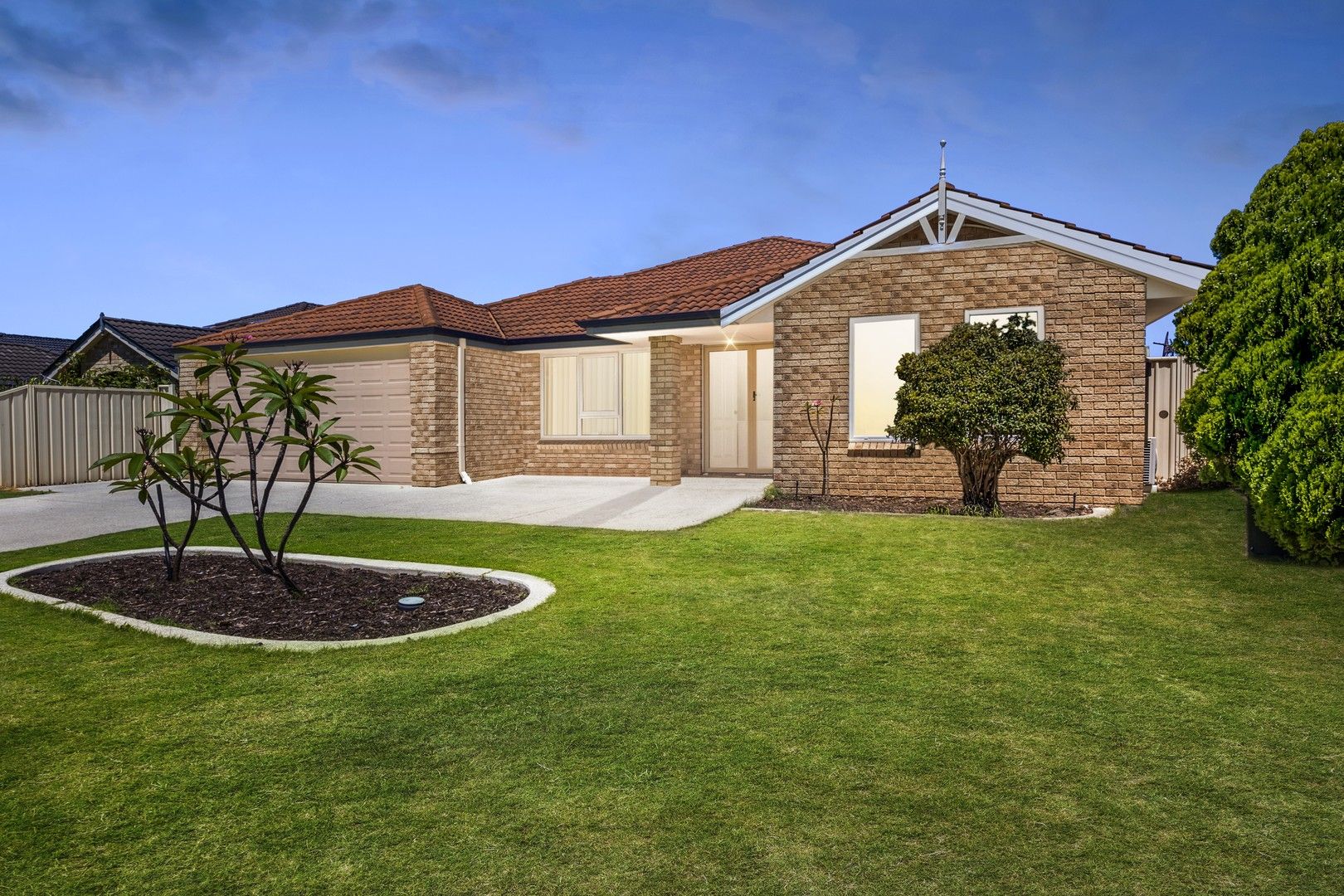4 bedrooms House in 2 Diosma Way CANNING VALE WA, 6155