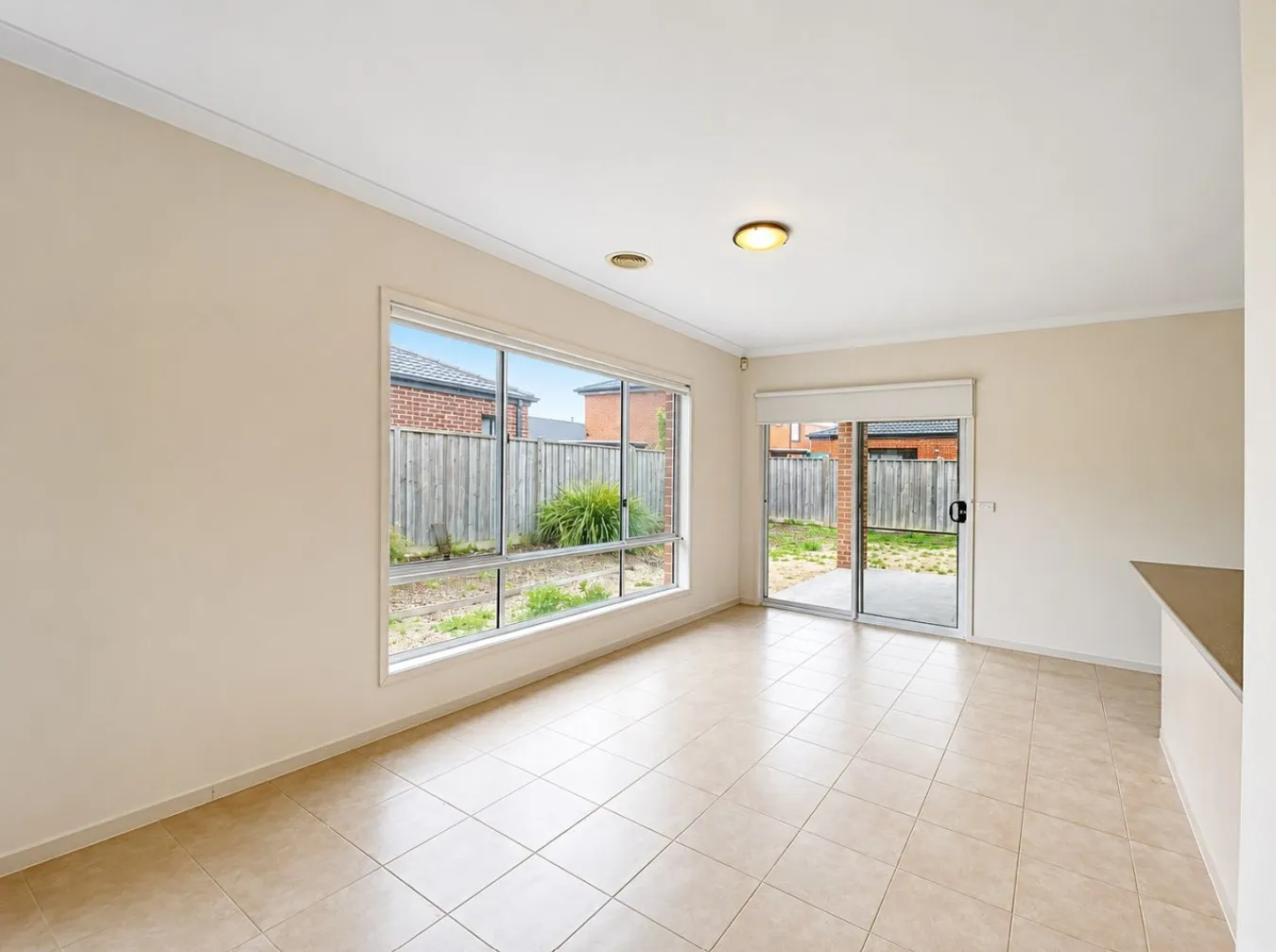 SPACIOUS FAMILY HOME WITH MODERN COMFORTS | GREAT LOCATION - Widok 3