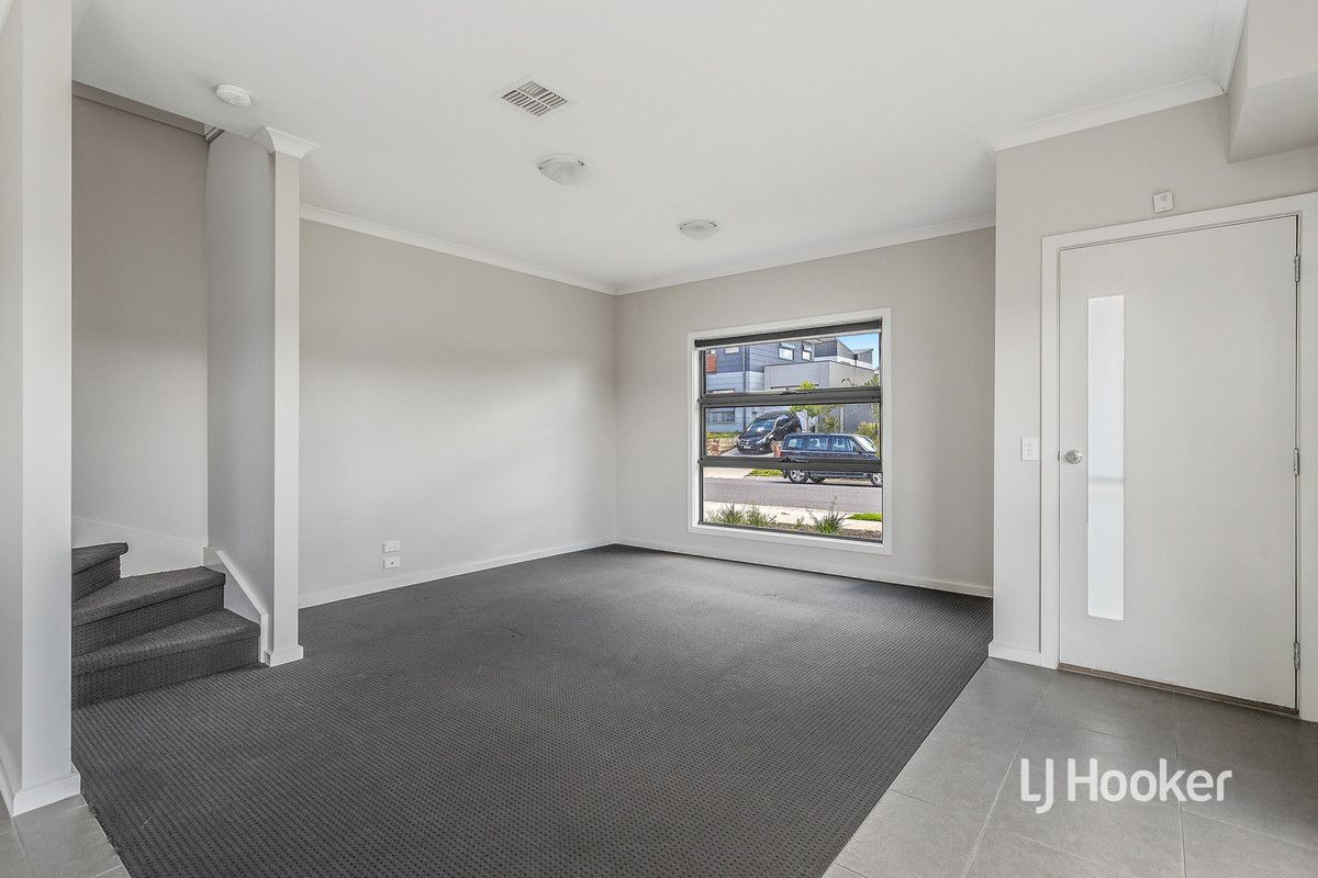 4 Everglade Crescent, Roxburgh Park VIC 3064, Image 2