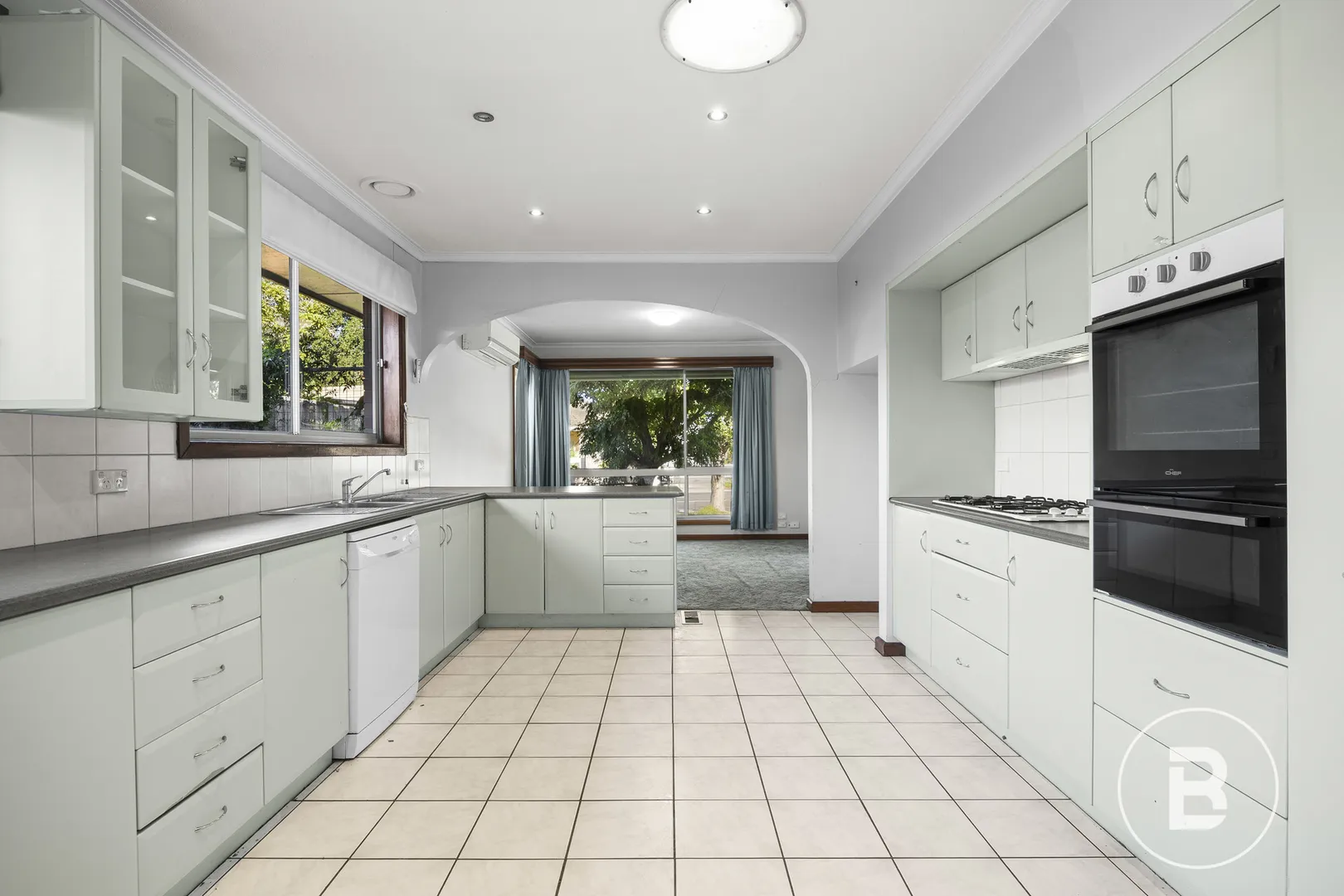 FOUR BEDROOM BRICK HOME BETWEEN LAKE AND BALLARAT GRAMMAR - View 5