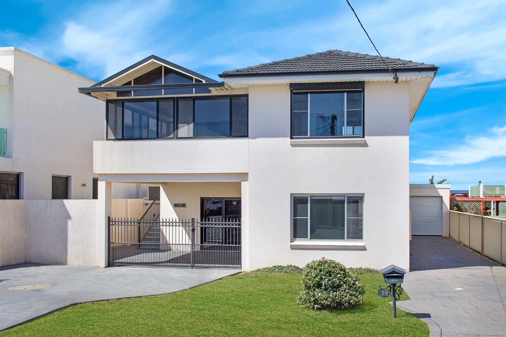 39 Little Lake Crescent, Warilla NSW 2528 House For Rent 1,000