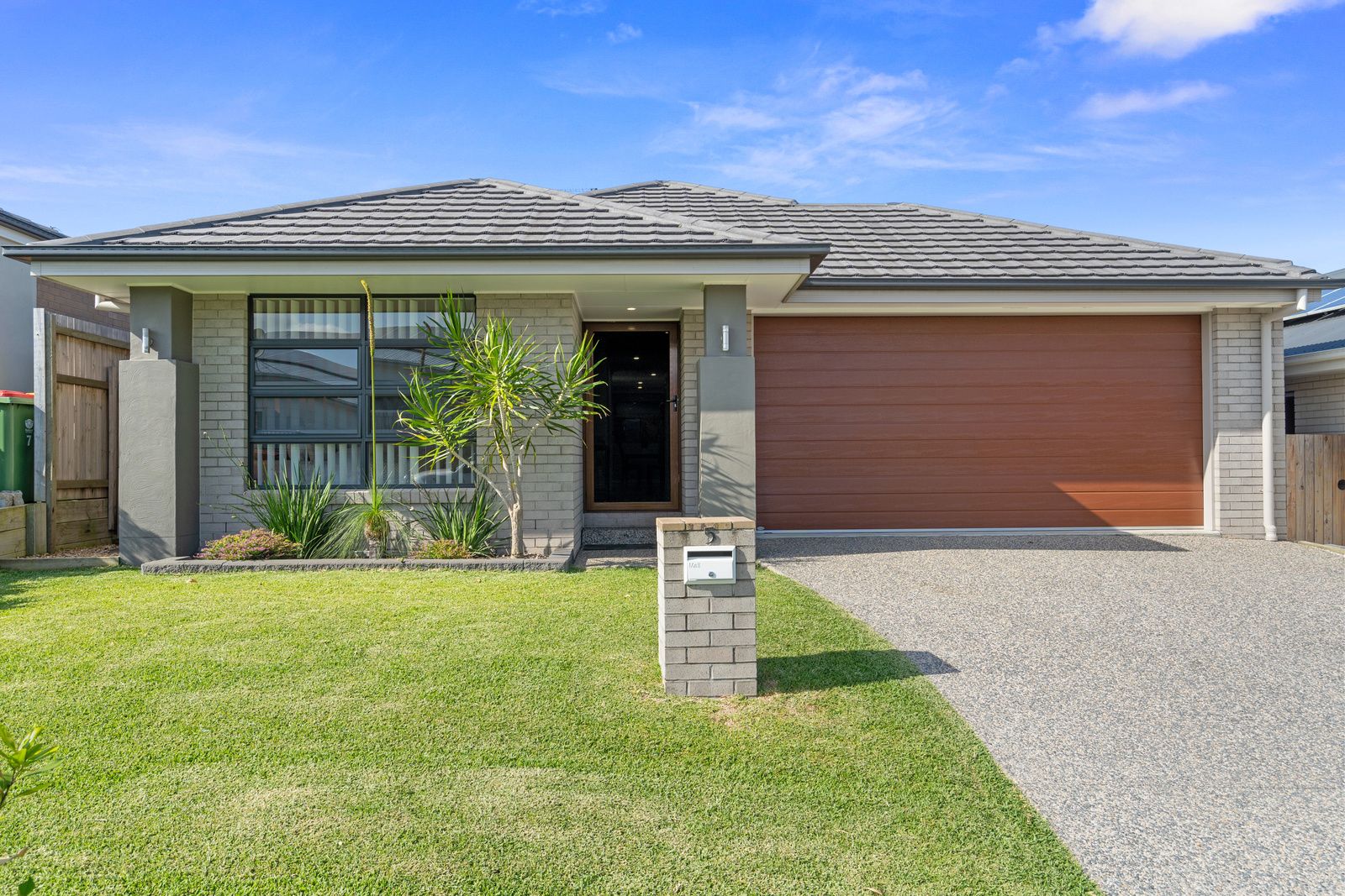 4 bedrooms House in 5 Golliker Street THORNLANDS QLD, 4164