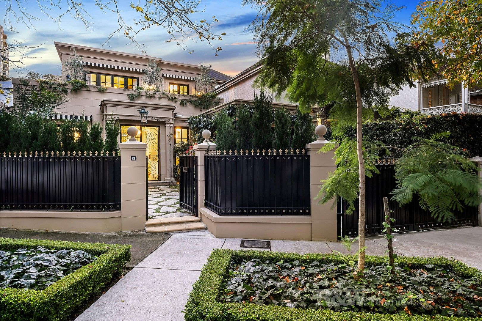 5 bedrooms House in 19 Etham Avenue DARLING POINT NSW, 2027