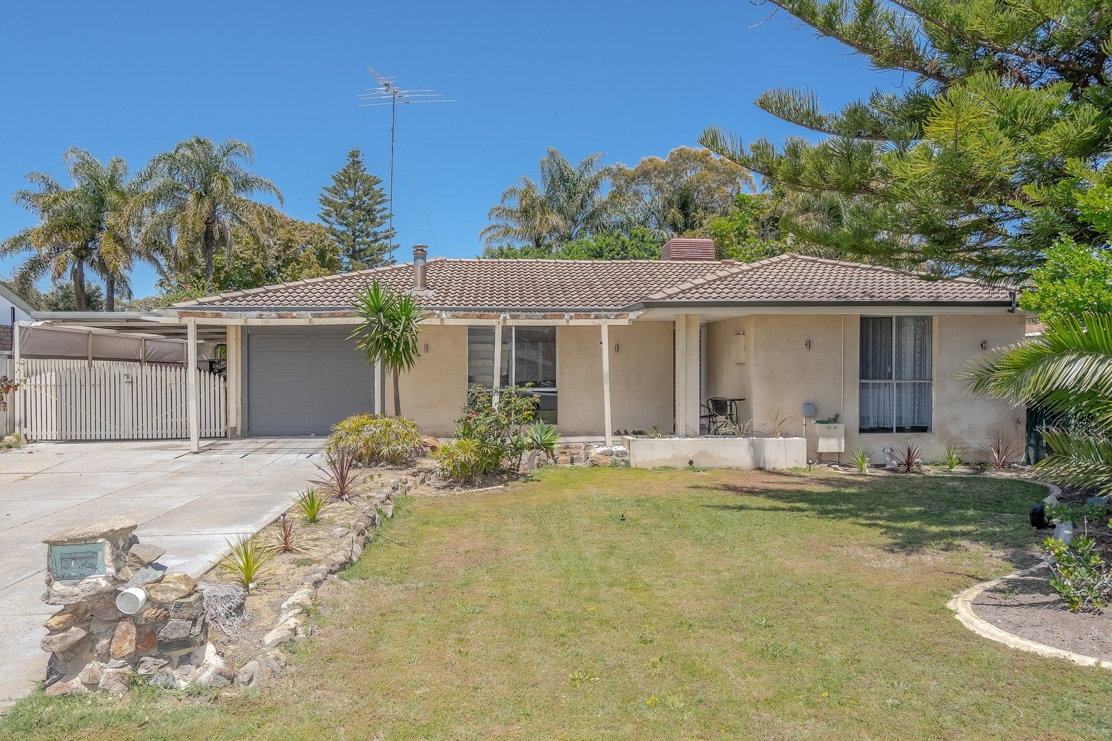 4 bedrooms House in 1 Barnes Way MANDURAH WA, 6210