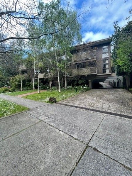 3 bedrooms Apartment / Unit / Flat in 4/14 Lansell Road TOORAK VIC, 3142