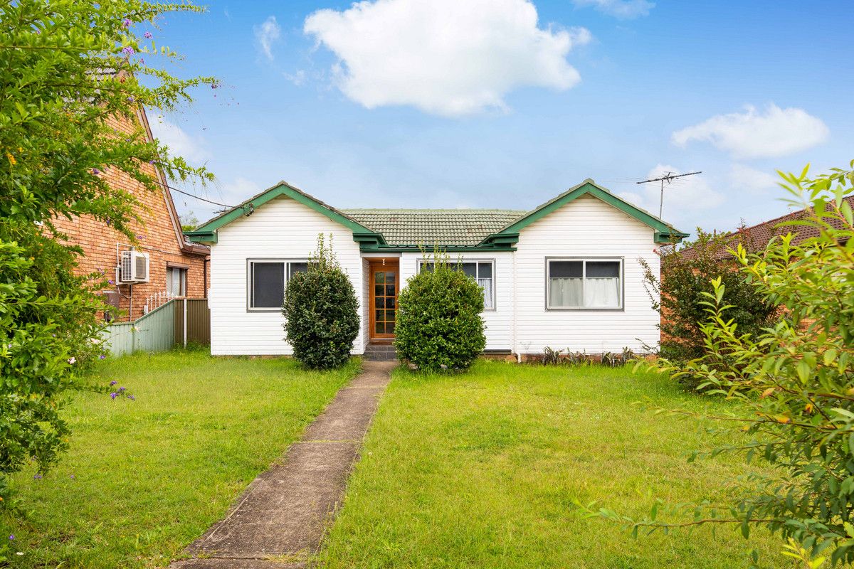 3 bedrooms House in 26 Parkland Avenue MACQUARIE FIELDS NSW, 2564