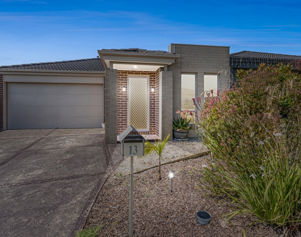 13 Cascade Way, Pakenham VIC 3810