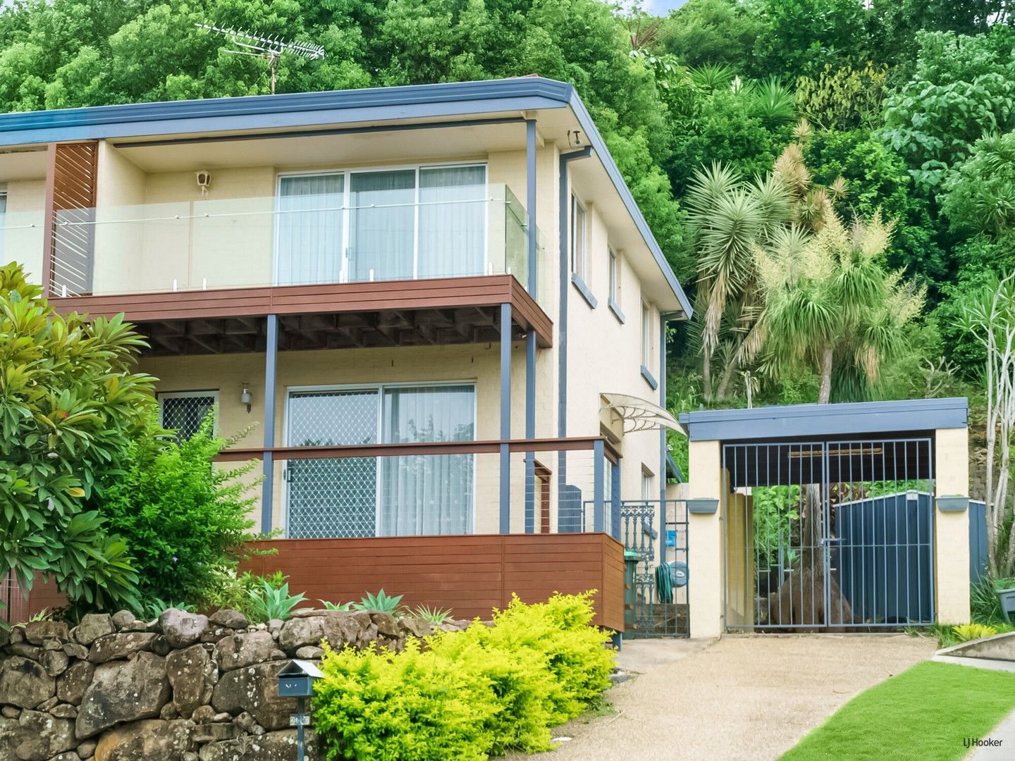 2 bedrooms Townhouse in 2/37 Bimbadeen Avenue BANORA POINT NSW, 2486