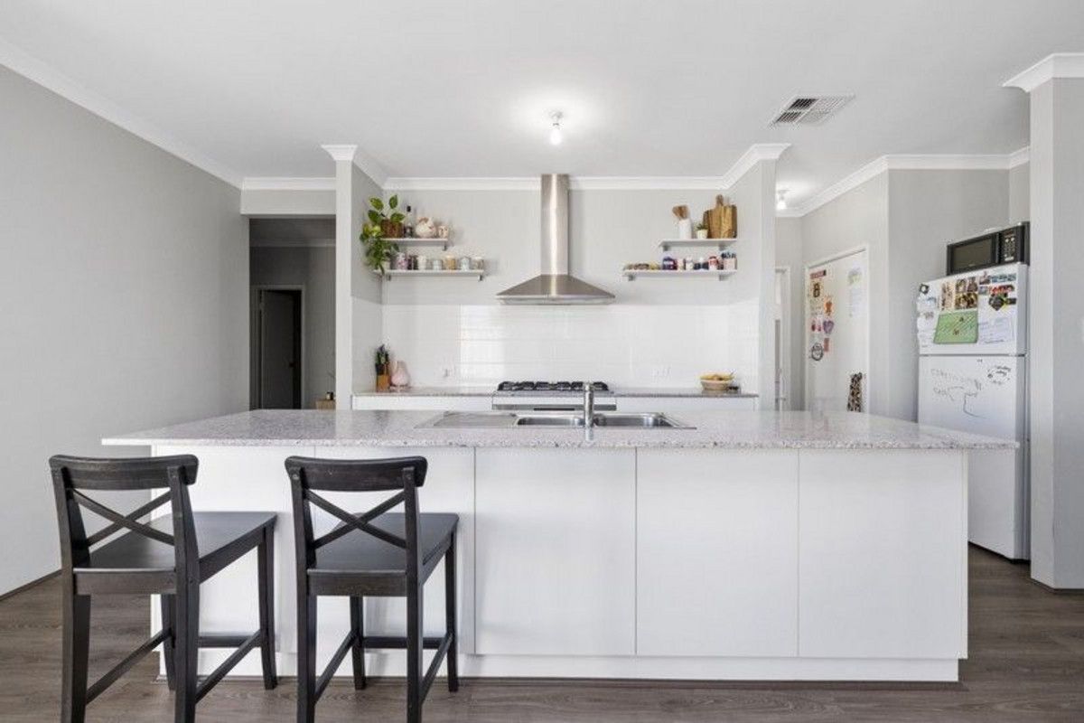 4 bedrooms House in 19 Salome Crescent LAKELANDS WA, 6180