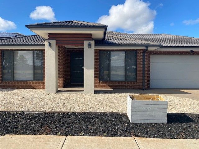 4 bedrooms House in 22 Maracana Circuit STRATHTULLOH VIC, 3338