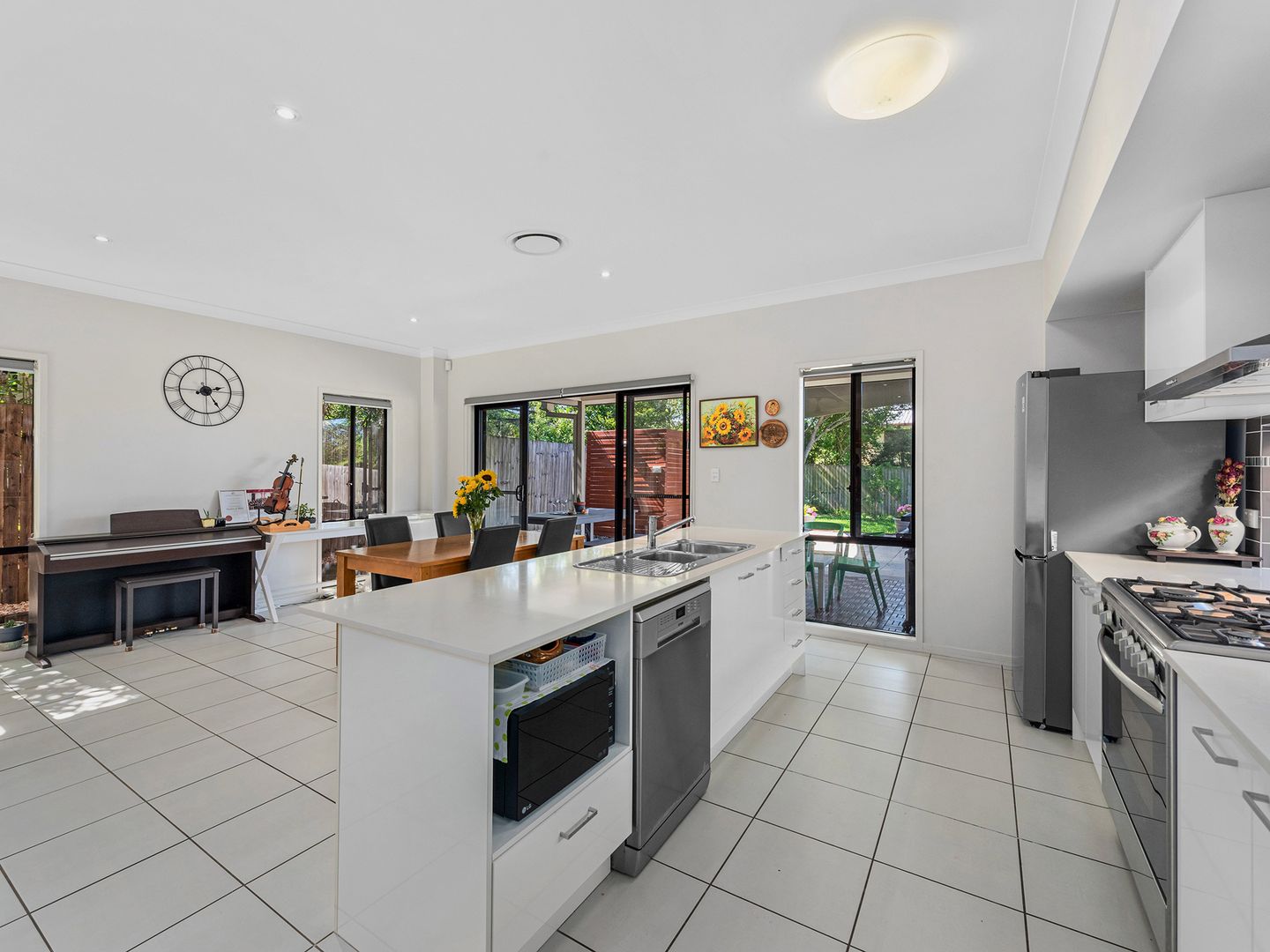 312 Cliveden Avenue, Corinda QLD 4075, Image 2