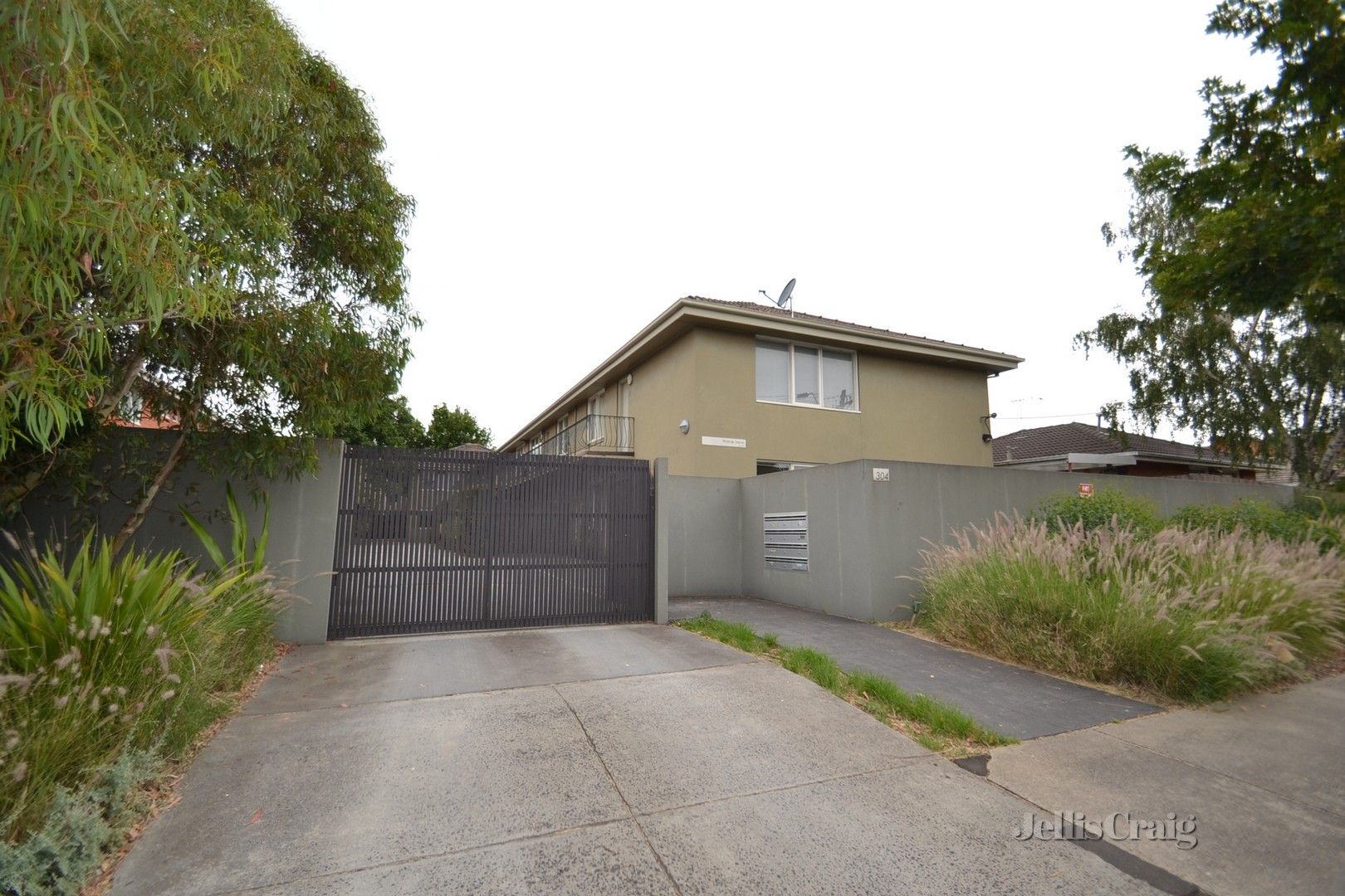 2 bedrooms Apartment / Unit / Flat in 3/304 Tooronga Road GLEN IRIS VIC, 3146