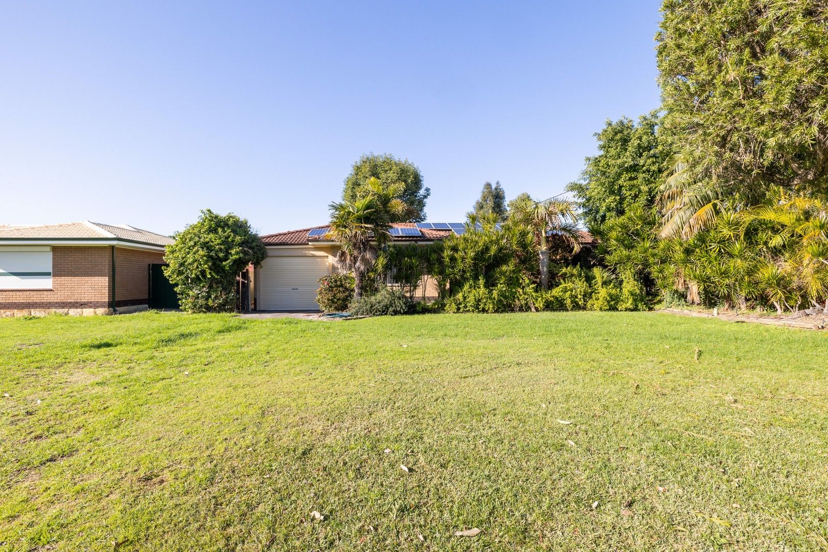 4 bedrooms House in 8 biddenden street THORNLIE WA, 6108