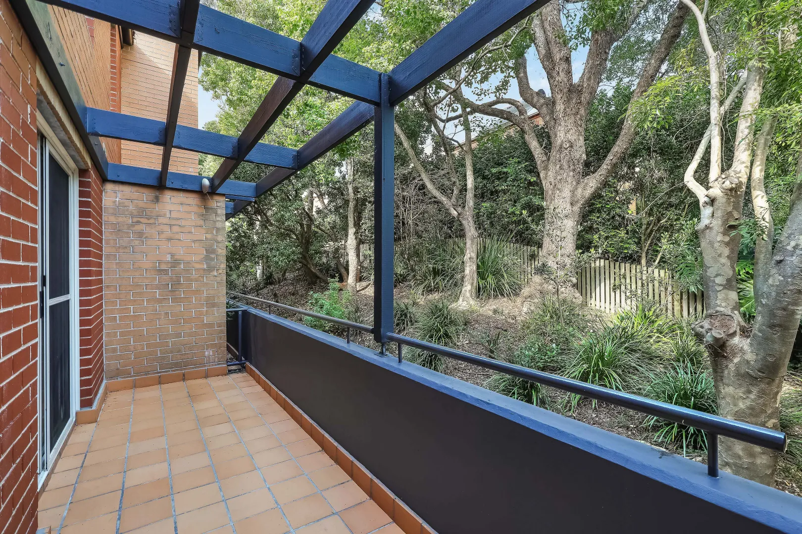 Large One Bedroom Apartment in Secure Complex - View 5