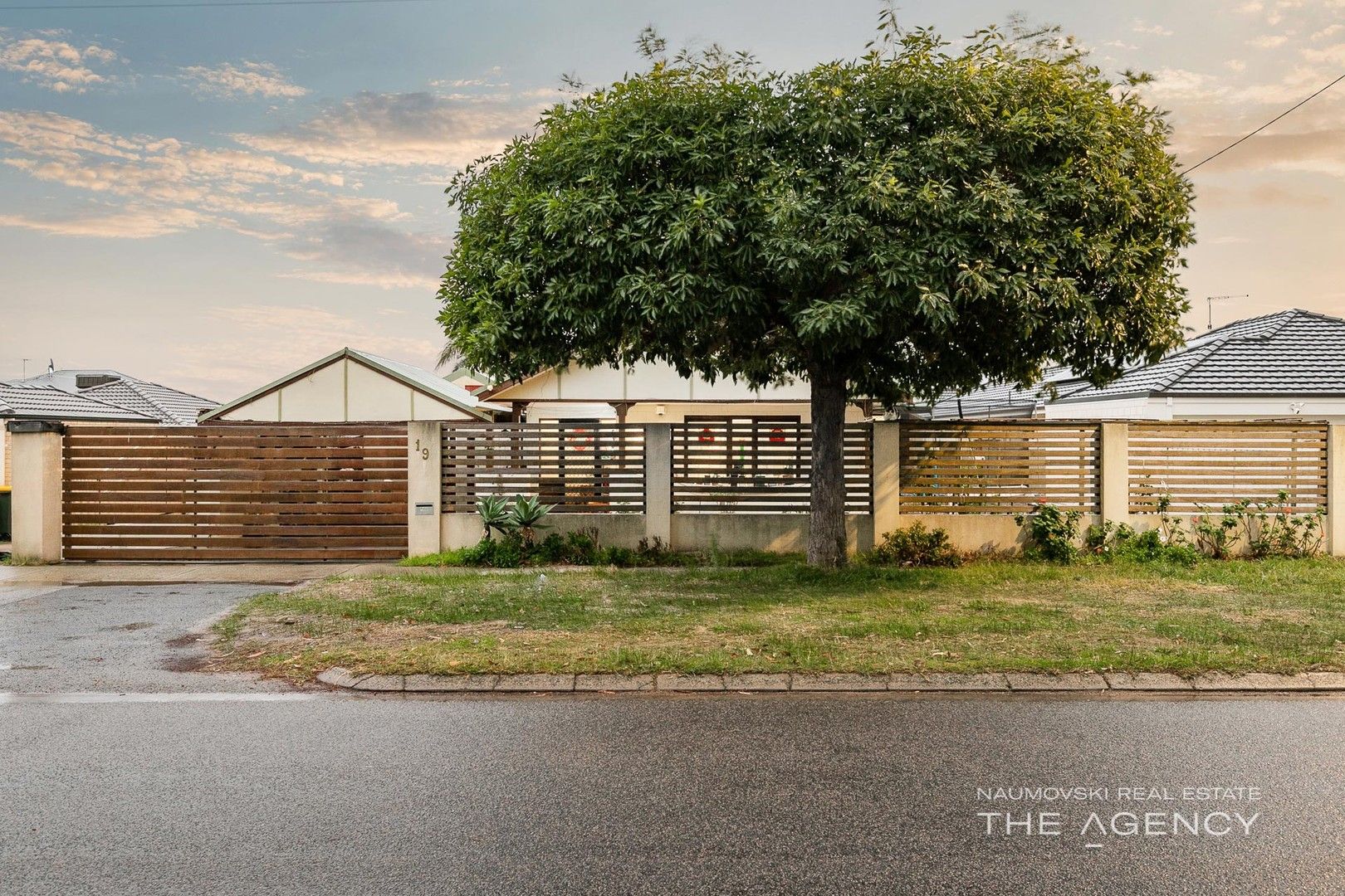 5 bedrooms House in 19 Robertsbridge Road NOLLAMARA WA, 6061