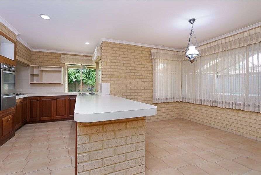 4 bedrooms House in 21 Canterbury Drive WILLETTON WA, 6155