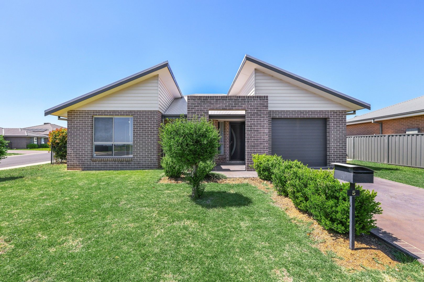 4 bedrooms House in 5 Semillon Drive TAMWORTH NSW, 2340