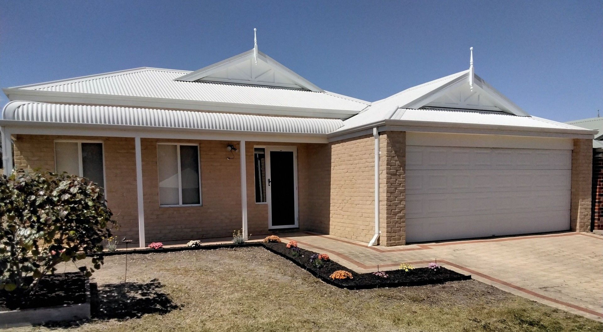 4 bedrooms House in 34 ALLANBI CIRCLE CARRAMAR WA, 6031