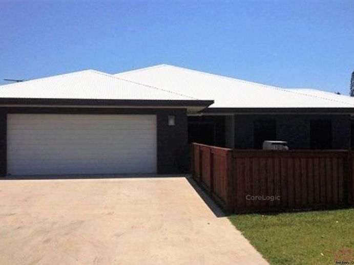 5 bedrooms House in 10 Lakeview Drive BEACONSFIELD QLD, 4740