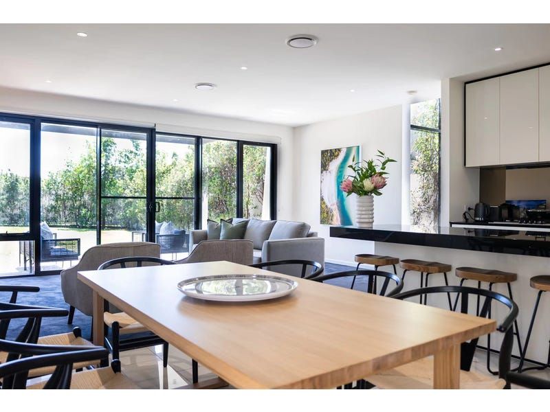 4 bedrooms House in 6 Concourse Drive MERMAID WATERS QLD, 4218