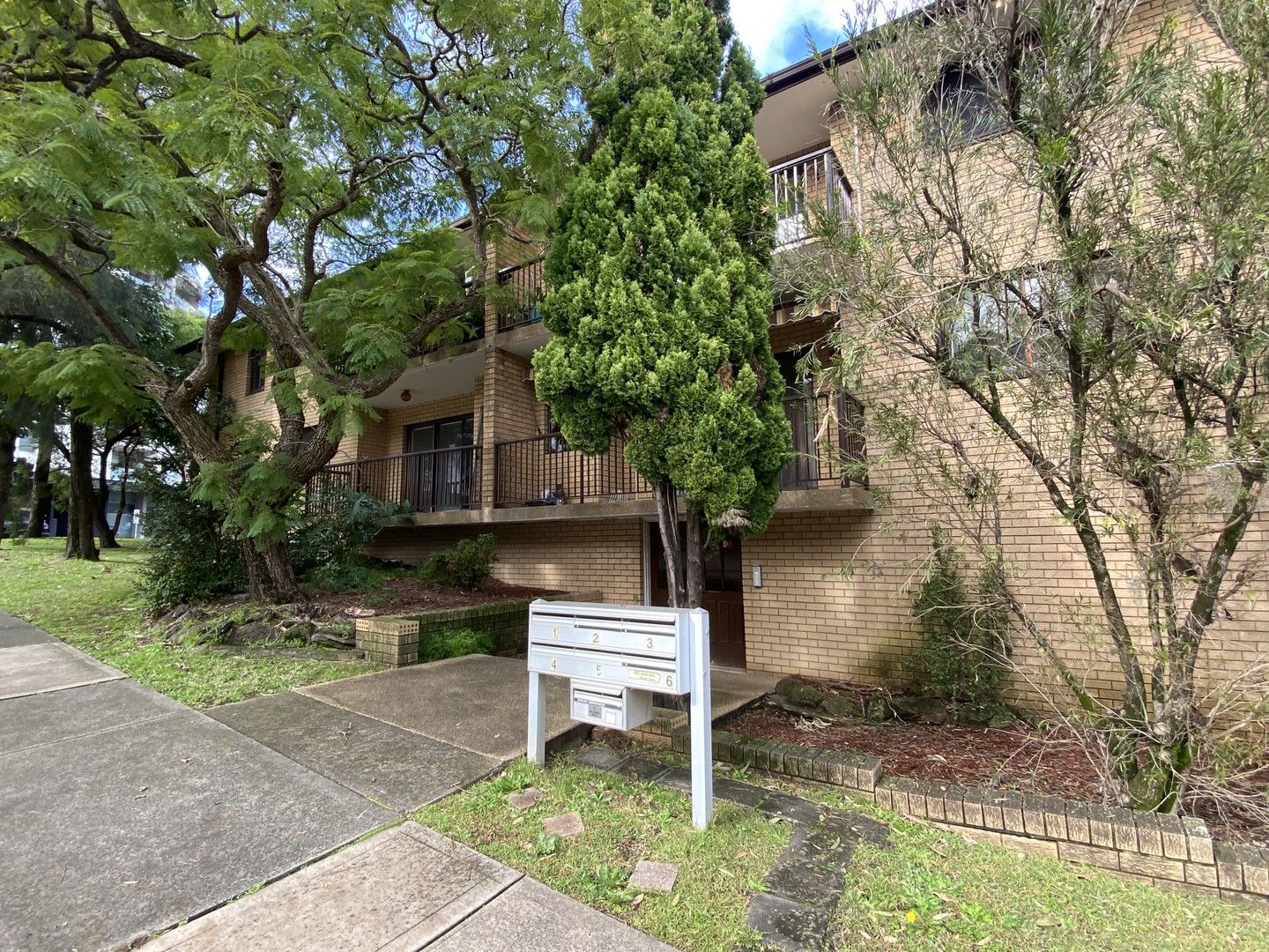 2 bedrooms Apartment / Unit / Flat in 1/57 Woniora Road HURSTVILLE NSW, 2220